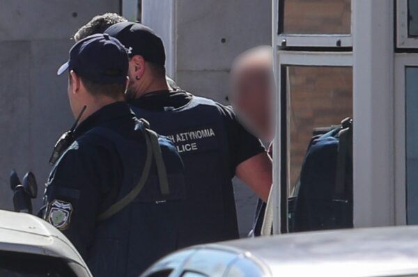 Τον χειμώνα σχεδίαζε τις επιθέσεις σε ΕΦΚΑ και Πρωτοδικείο για να κρύψει το όπλο σε καμπαρντίνα – Αύριο στον ανακριτή ο 89χρονος