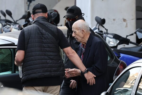 Στη φυλακή ο 89χρονος για τους πυροβολισμούς σε ΕΦΚΑ και Εφετείο: «Θα αποζημιώσω τους πέντε τραυματίες», είπε στην ανακρίτρια