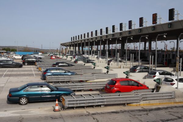 Ξεκίνησε η έξοδος των εκδρομέων από την Αττική – Αυξημένη ροή στα διόδια Ελευσίνας και Αφιδνών