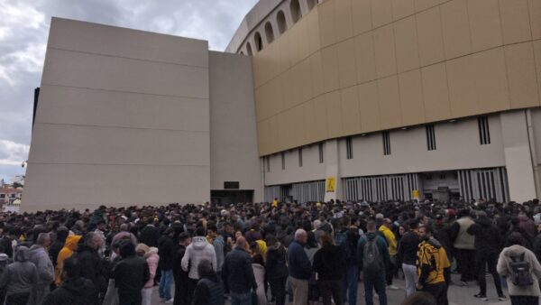 Πανζουρλισμός στη Νέα Φιλαδέλφεια πριν την προπόνηση της ΑΕΚ ενόψει Παναθηναϊκού (vids)