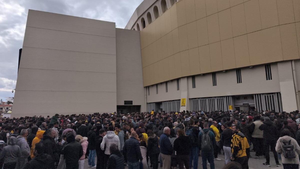Πανζουρλισμός στη Νέα Φιλαδέλφεια πριν την προπόνηση της ΑΕΚ ενόψει Παναθηναϊκού (vids)