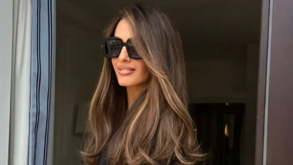 Amal Clooney: Παραδίδει μαθήματα στυλ με mini φόρεμα στην πιο hot απόχρωση της σεζόν