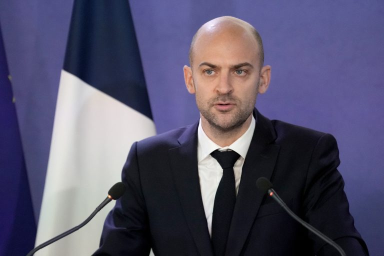 Γαλλία: Kαμία άρση κύρωσης για το Ιράν όσο παραμένουν αποκλεισμένα τα Στενά του Ορμούζ