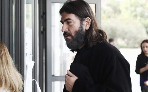 «Κόλαφος» ο εισαγγελέας για πατέρα Αντώνιο και πρεσβυτέρα – Ζητά την παραπομπή τους σε δίκη για τα οικονομικά της Κιβωτού του Κόσμου