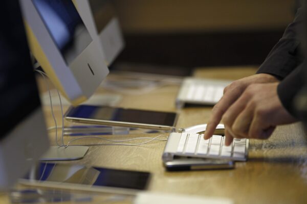 ΕΕ: Τέλος στις υπηρεσίες τεχνητής νοημοσύνης που δημιουργούν ψεύτικες σεξουαλικές εικόνες