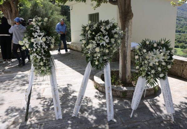 Φόβοι για βεντέτα αλλά και μηνύματα καταλλαγής και ομόνοιας στο τελευταίο «αντίο» για τον 21χρονο – Τη Δευτέρα απολογούνται ο 54χρονος και η σύζυγός του
