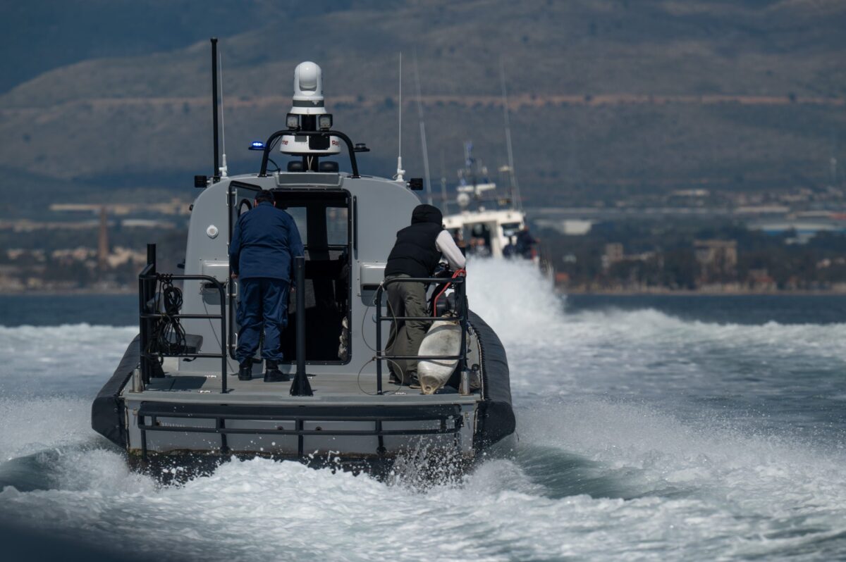 Προσάραξη θαλαμηγού κοντά στον Πόρο – Σώοι οι δύο επιβαίνοντες