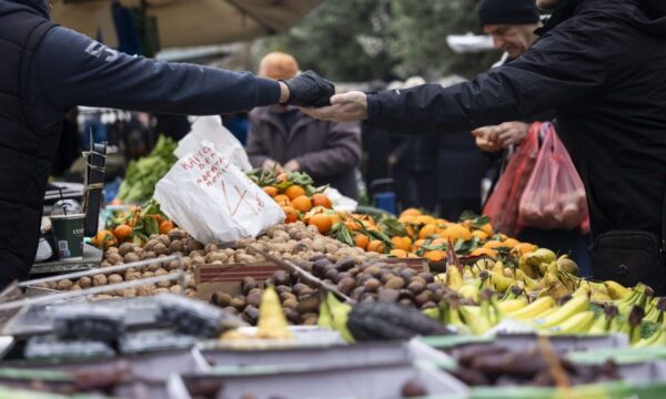 Νέος νόμος για τις λαϊκές αγορές: Τι αλλάζει σε άδειες και λειτουργία