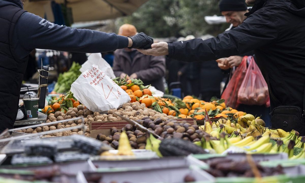 Νέος νόμος για τις λαϊκές αγορές: Τι αλλάζει σε άδειες και λειτουργία