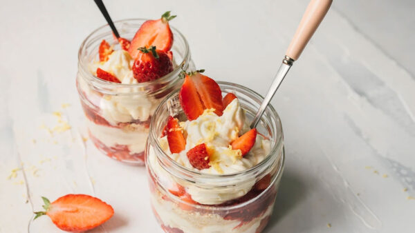 Εύκολο cheesecake φράουλας σε ποτήρι