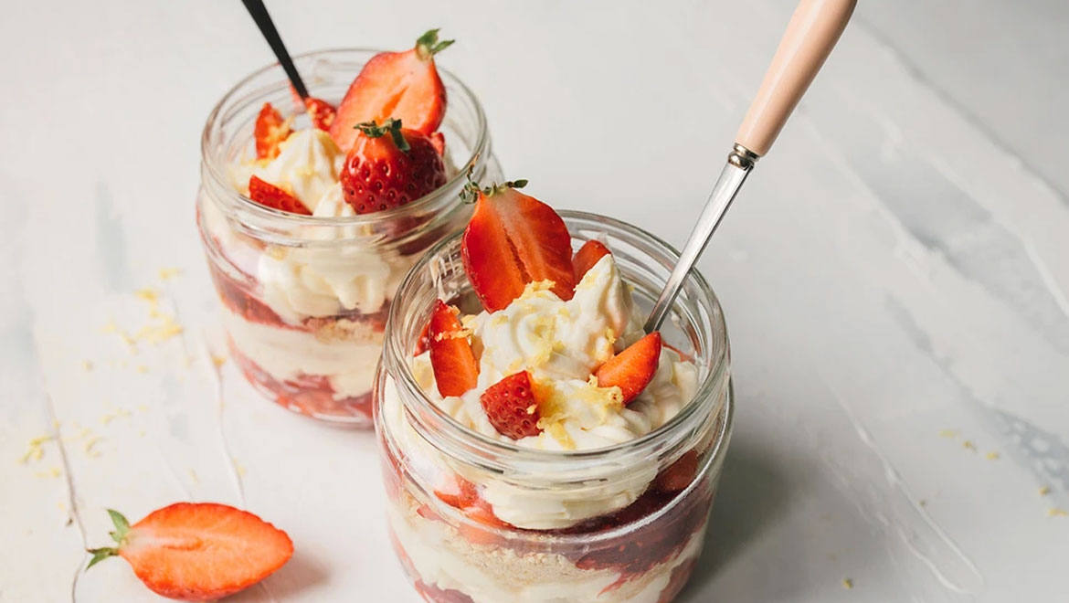 Εύκολο cheesecake φράουλας σε ποτήρι