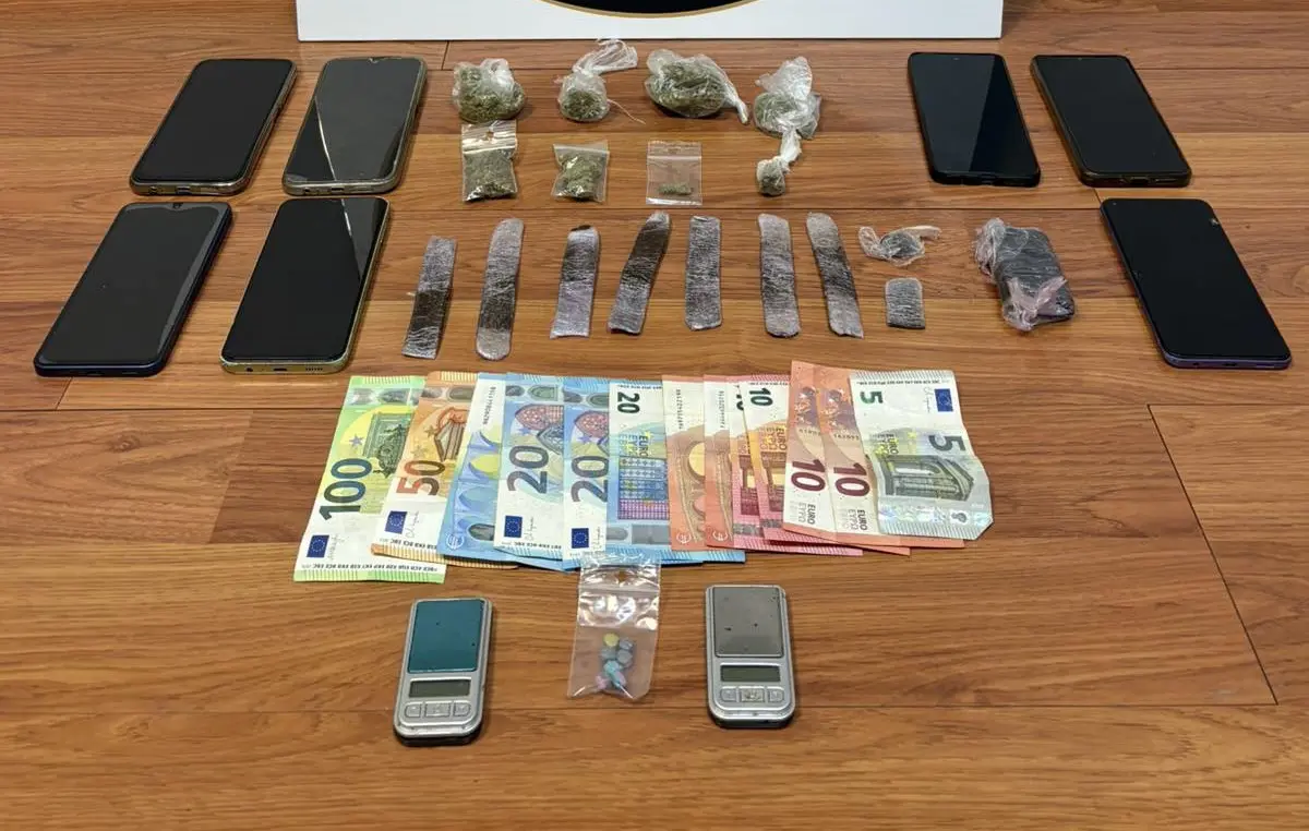 Πέντε συλλήψεις στον Λόφο Στρέφη για διακίνηση  ναρκωτικών – ΄Εφοδος της αστυνομίας σε διαμέρισμα