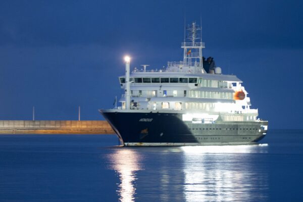 Χανταϊός: Το κρουαζιερόπλοιο MV Hondius έφτασε στις Κανάριες Νήσους – Αυστηρά πρωτόκολλα ασφάλειας για την επιχείρηση εκκένωσης