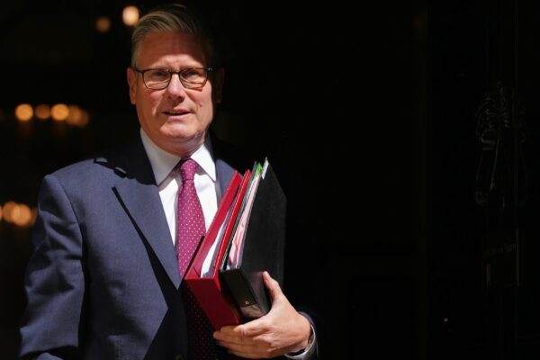 Κρίσιμη εβδομάδα για τον Στάρμερ μετά τη βαριά ήττα των Εργατικών