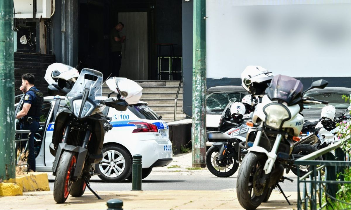 Πυροβολισμοί στην Καλλιθέα: Το ούζι βρέθηκε κάτω από το κάθισμα του συνοδηγού – Ο δράστης παρενόχλησε την 43χρονη