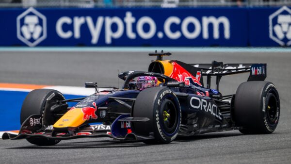 Δεν θα αποχωρήσει ο Φερστάπεν από τη Red Bull