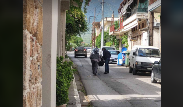 Φωτογραφίες-ντοκουμέντο από τη ληστεία στην Κάτω Τιθορέα – Η στιγμή που τους πέφτουν στο δρόμο τα χρήματα