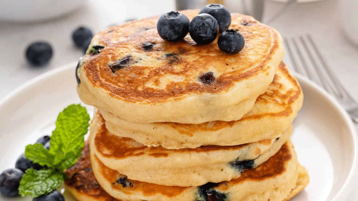 Pancakes με γιαούρτι: Συνταγή για αφράτο πρωινό με blueberries