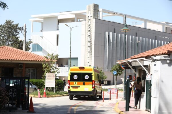 Ηλιούπολη: Εξαιρετικά κρίσιμη η κατάσταση της επιζήσασας 17χρονης που έπεσε από ταράτσα – Μεταφέρεται στο ΚΑΤ