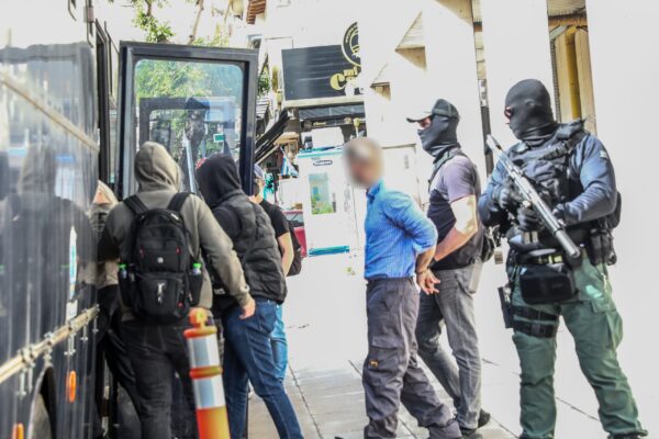 Ποινική δίωξη για πέντε κακουργήματα στους οκτώ συλληφθέντες για τη ληστεία στην Κάτω Τιθορέα