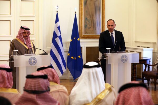 Στις προσπάθειες ειρήνευσης και στη διασφάλιση της ελεύθερης ναυσιπλοΐας αναφέρθηκαν οι ΥΠΕΞ Ελλάδας και Σαουδικής Αραβίας