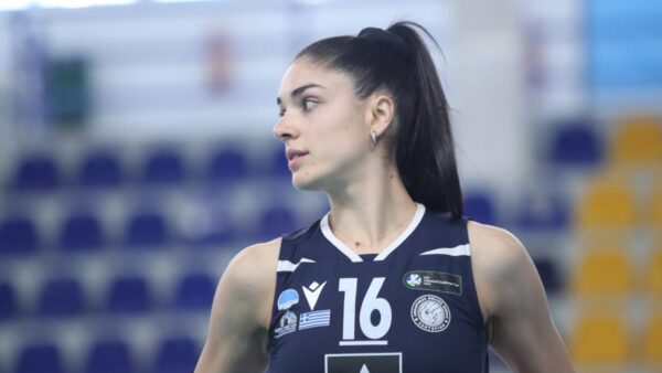 Η Γενιτσαρίδη συνεχίζει στη Σαντορίνη