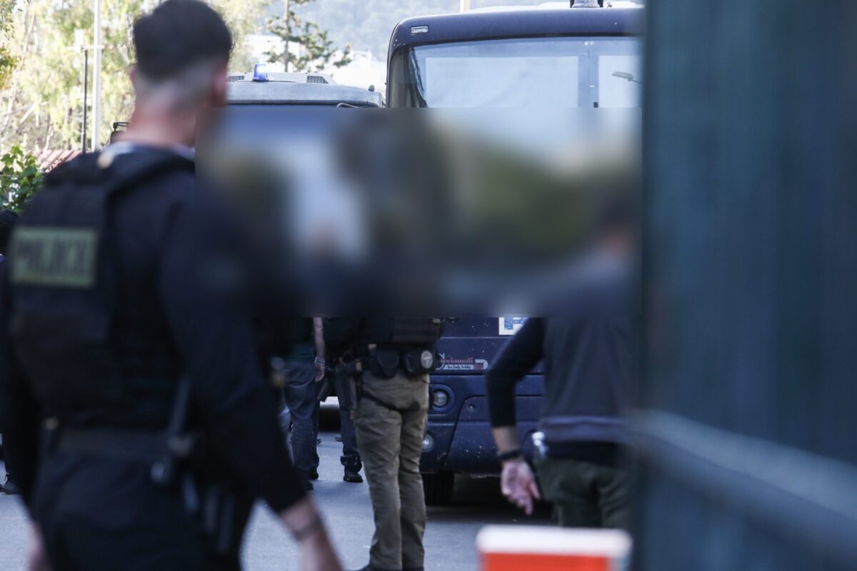 Προφυλακίστηκαν οι 6 από τους 8 κατηγορούμενους για τη ληστεία στην Κάτω Τιθορέα – Επεισόδια στα δικαστήρια