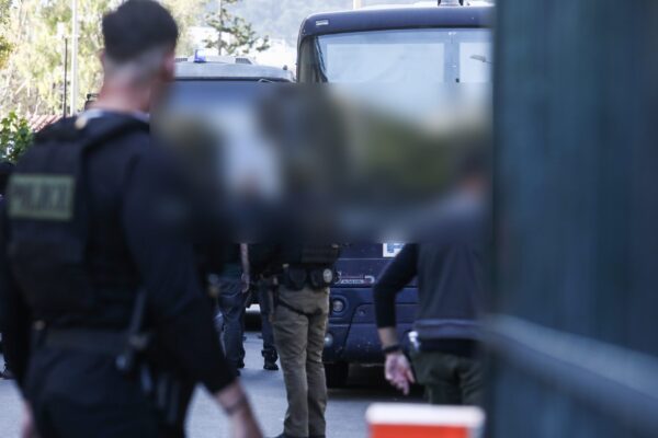 Προφυλακίστηκαν οι 6 από τους 8 κατηγορούμενους για τη ληστεία στην Κάτω Τιθορέα – Επεισόδια στα δικαστήρια