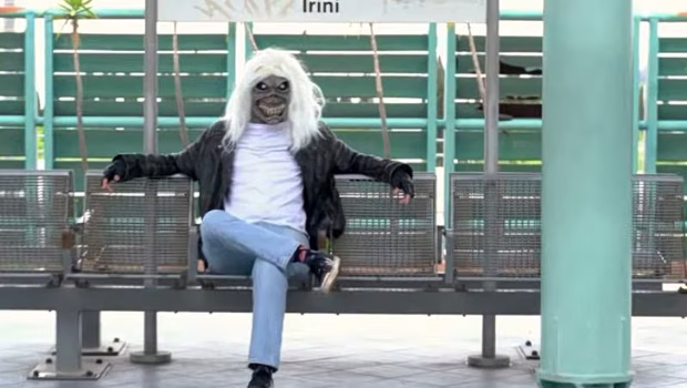 Φραπέ, σουβλάκι, Μοναστηράκι: Ο Eddie των Iron Maiden το ζει ελληνικά