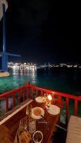 Φίλιππος Μιχόπουλος – Κωνσταντίνα Ευριπίδου: Το ρομαντικό δείπνο που απήλαυσαν σε εστιατόριο στη Μύκονο