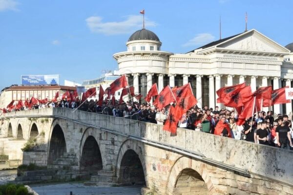 Αλβανοί φοιτητές διαδηλώνουν στα Σκόπια για τη χρήση της αλβανικής γλώσσας