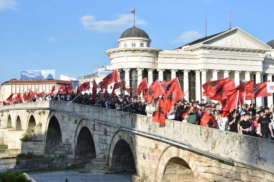 Αλβανοί φοιτητές διαδηλώνουν στα Σκόπια για τη χρήση της αλβανικής γλώσσας