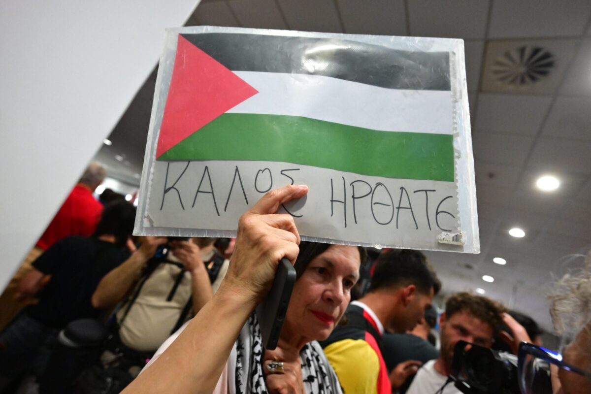 Επέστρεψαν στην Αθήνα οι 19 Έλληνες του «Global Sumud Flotilla» με μέριμνα του ΥΠΕΞ