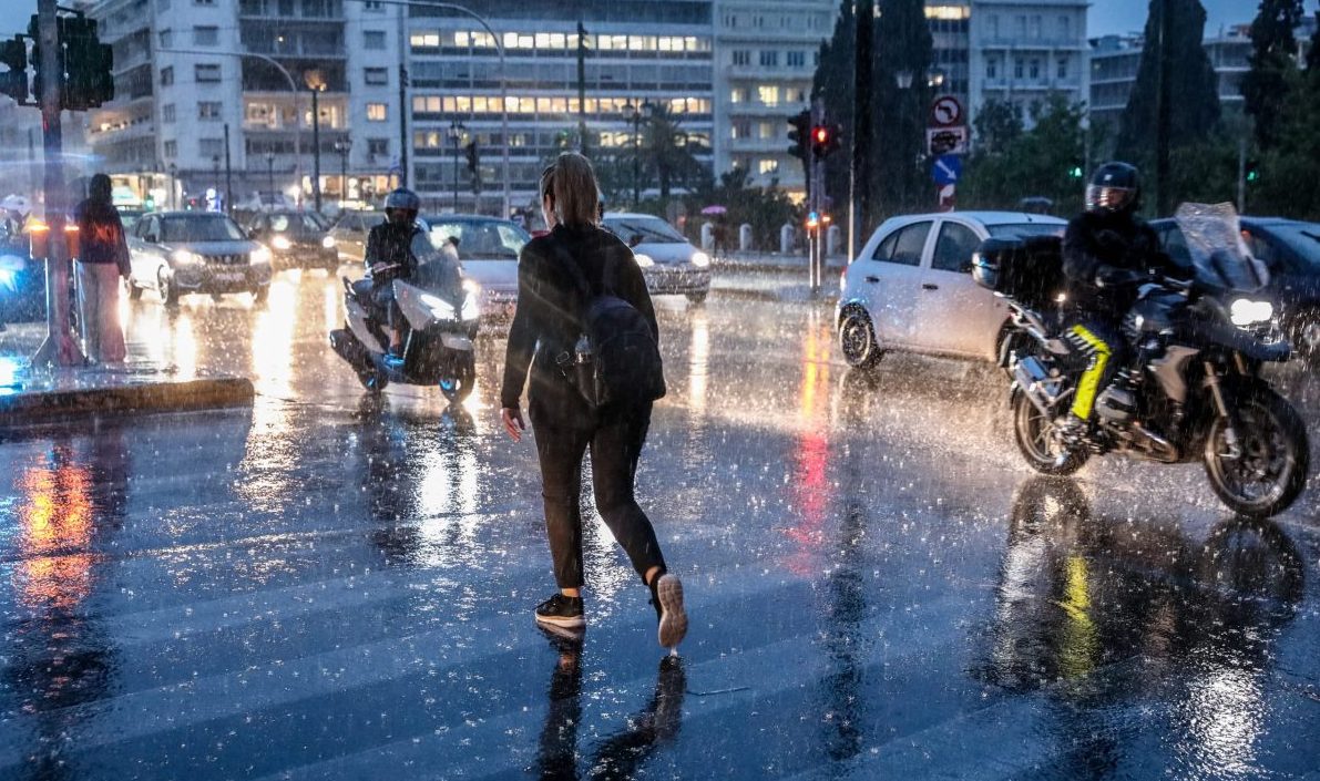 Καιρός: Επιμένει η ανοιξιάτικη αστάθεια μέχρι και τη Δευτέρα (25/5) – Πρόγνωση από την Όλγα Παπαβγούλη