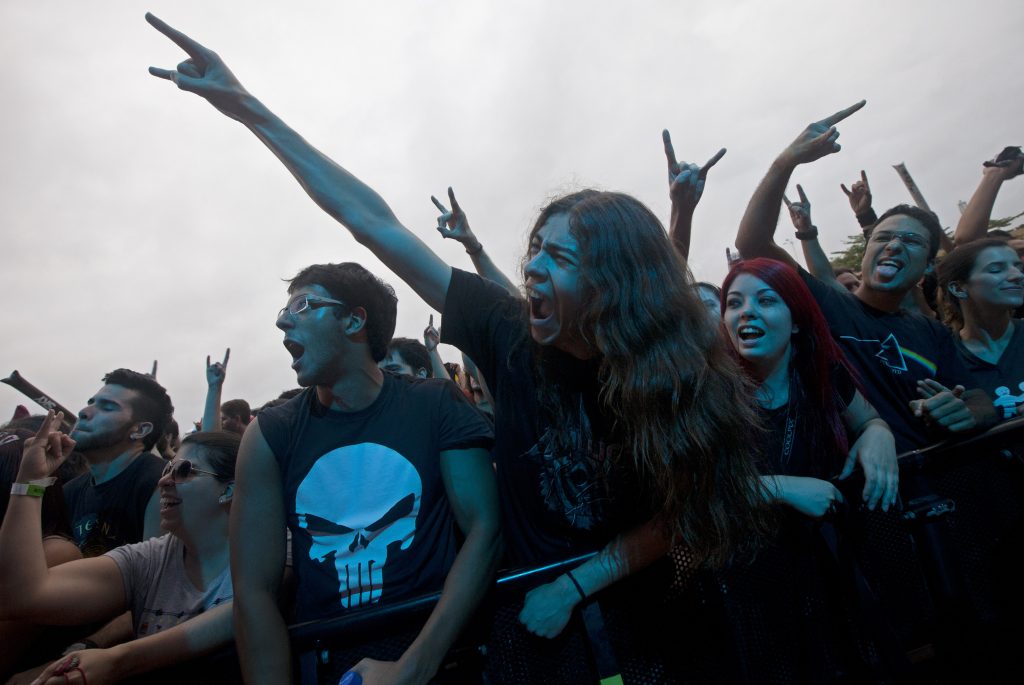 Στην σκηνή του ΟΑΚΑ οι Iron Maiden – Πάνω από 50.000 θαυμαστές απολαμβάνουν τη συναυλία του θρυλικού συγκροτήματος
