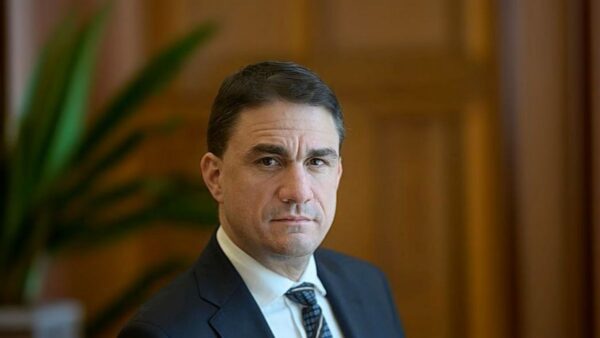 Τσουκαλάς για Μητσοτάκη: O πρωθυπουργός περιορίζεται σε επικοινωνιακές κινήσεις αντί για ουσιαστικές παρεμβάσεις