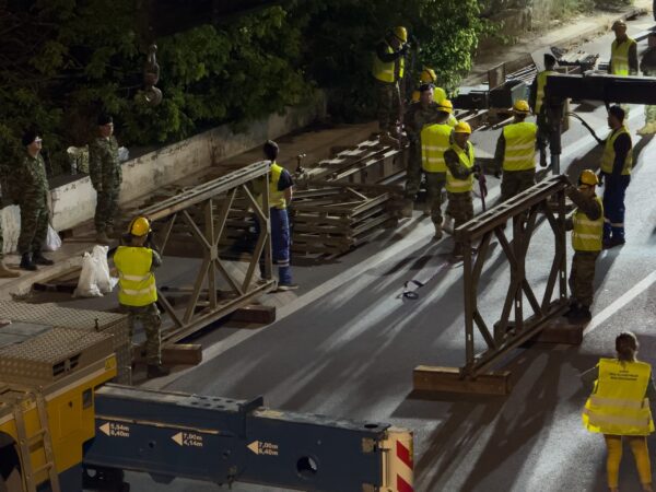 Πώς ο στρατός μέσα σε μία νύχτα έστησε πεζογέφυρα 15 μέτρων στον Κηφισό – Δείτε βίντεο, φωτογραφίες