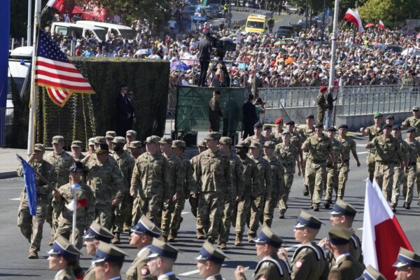 Η Πολωνία θα κατασκευάσει μια «μικρή πόλη» για τους 5.000 Αμερικανούς στρατιώτες που θα της στείλει ο Τραμπ