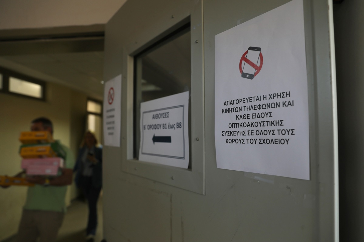 Παπαδομαρκάκης στο ΕΡΤnews Radio 105,8 για αυλαία Πανελληνίων Εξετάσεων αύριο: Τα κινητά στο σπίτι γιατί θεωρείται δολίευση να τα έχουν μαζί τους οι μαθητές