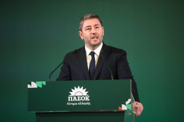 ΠΑΣΟΚ: Καταγγελίες για χειραγώγηση μέσω δημοσκοπήσεων – Αιχμές Ανδρουλάκη για πολιτικές και μιντιακές εξαρτήσεις