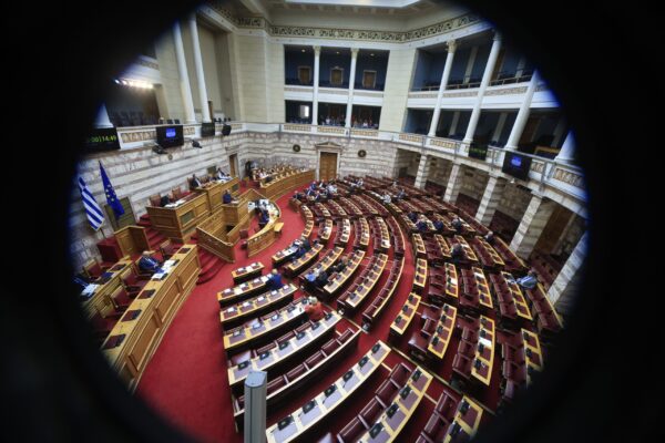 Κόντρα κυβέρνησης-αντιπολίτευσης στη Βουλή για άρθρο που αφορά αποσπασμένους στην ΕΥΠ