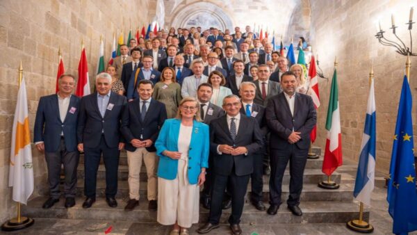 «Διακήρυξη της Ρόδου»: Φιλόδοξο και ισχυρό ευρωπαϊκό προϋπολογισμό ζητά το Ευρωπαϊκό Λαϊκό Κόμμα