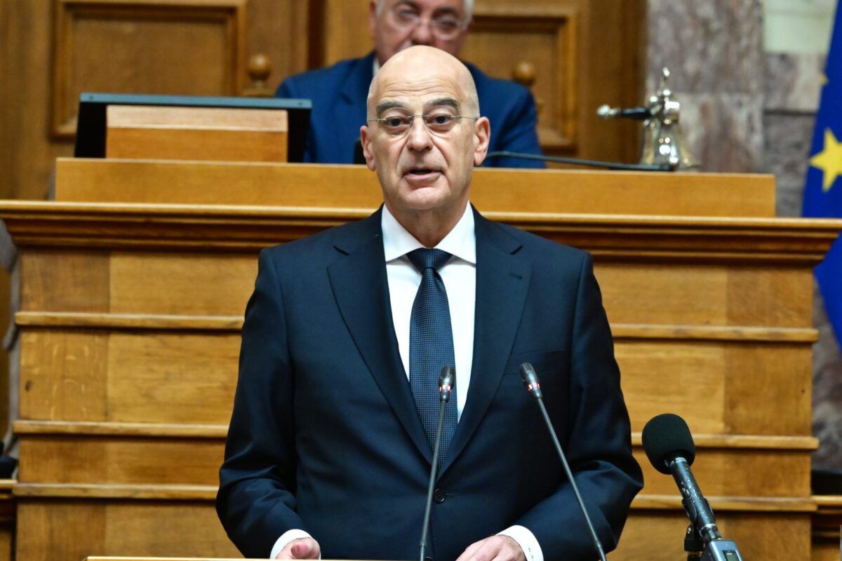 Δένδιας: Από τις πλέον εμβληματικές πράξεις αντίστασης όταν πριν 85 χρόνια οι Γλέζος και Σάντας κατέβασαν τη ναζιστική σημαία από την Ακρόπολη