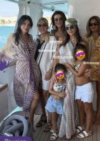Δήμητρα Κούστα: Ποζάρει πάνω σε πολυτελές yacht αγκαλιά με τις δύο κόρες της, Κατερίνα και Στεφανία
