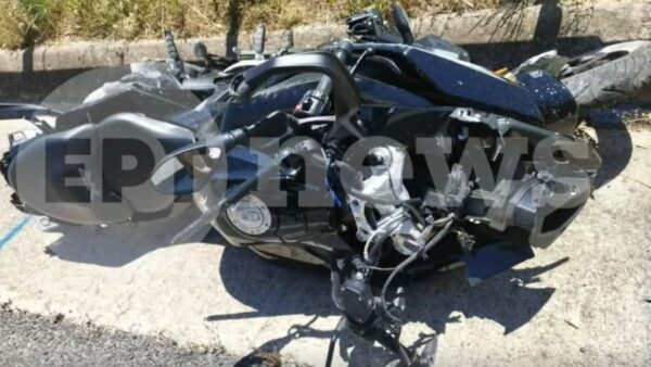 Πάτρα: Πώς έγινε το τροχαίο που έχασαν τη ζωή τους πατέρας και γιος – Λουλούδια και κεριά στο σημείο του δυστυχήματος άφησαν φίλοι και συγγενείς