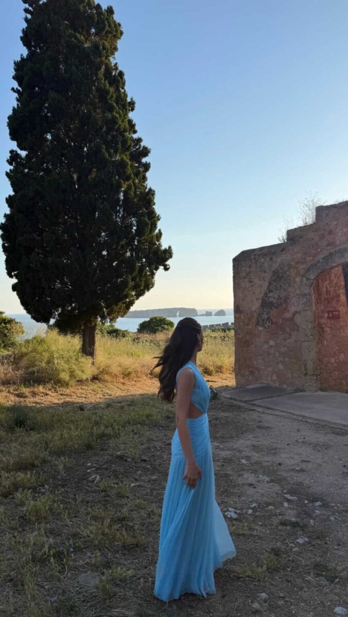 Αλεξάνδρα Κωστοπούλου: Εντυπωσίασε στον γάμο της αδελφής της – Από ποιο γνωστό οίκο μόδας ήταν το φόρεμά της