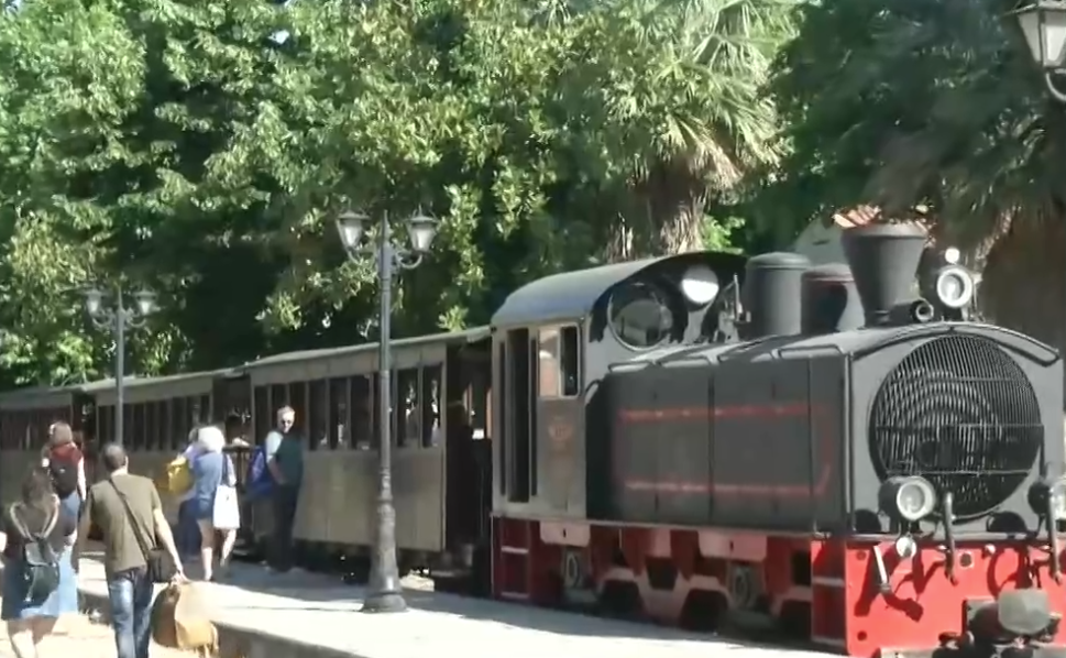 Το θρυλικό τρενάκι του Πηλίου γεμάτο επισκέπτες στη μαγευτική διαδρομή Άνω Λεχώνια – Μηλιές
