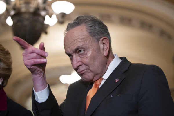 Σούμερ κατά Τραμπ: «Καμία καθυστέρηση δεν είναι αποδεκτή για τον τερματισμό του πολέμου στο Ιράν»