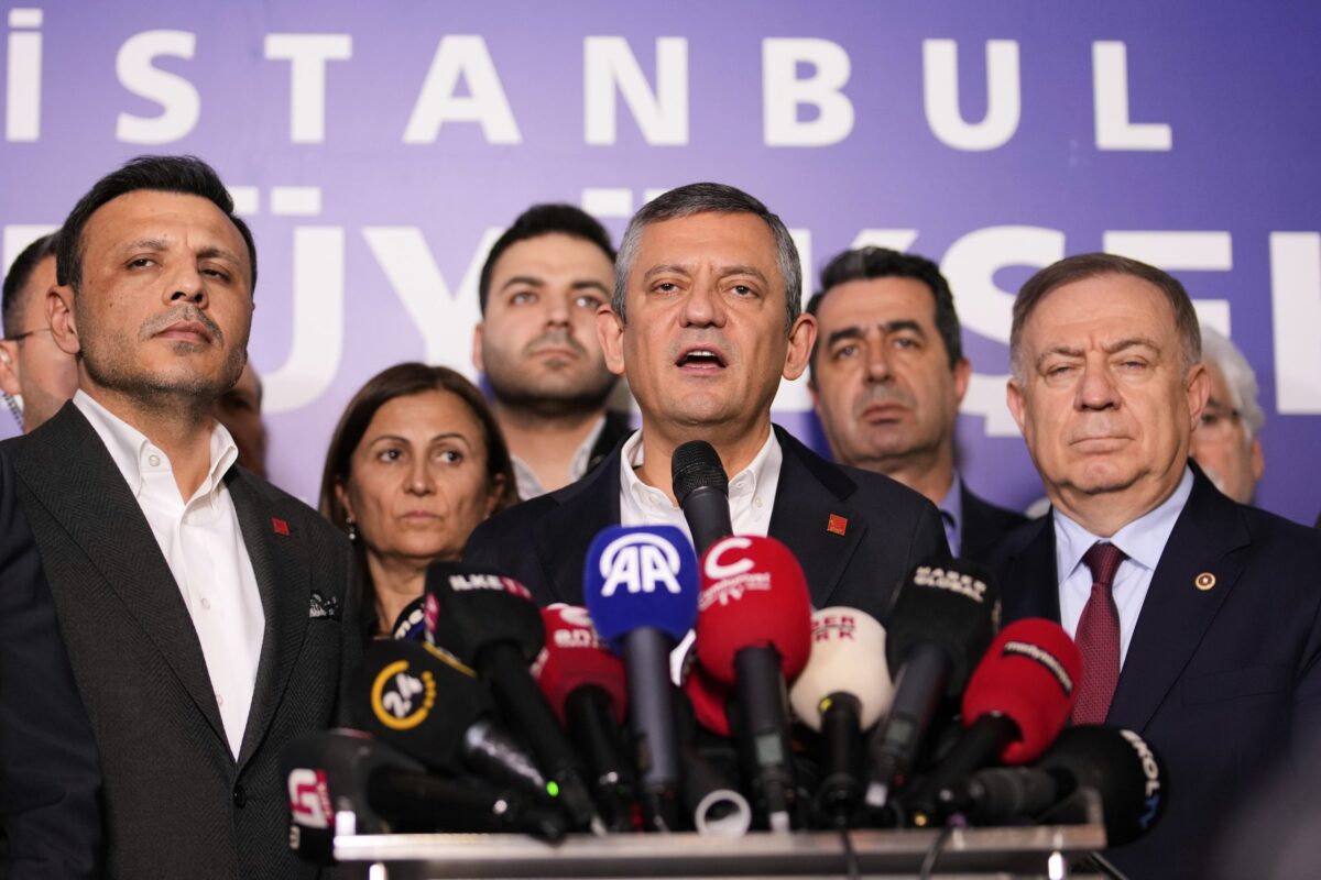 Παρέμβαση Οζγκιούρ Οζέλ στο Newsweek: Η δημοκρατική κρίση της Τουρκίας εξελίσσεται σε κρίση ασφάλειας