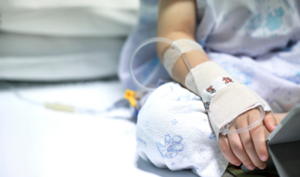 Ζεφύρι: Μάχη για τη ζωή της δίνει η 3χρονη που παρασύρθηκε από αυτοκίνητο – Zoύσε παραμελημένη